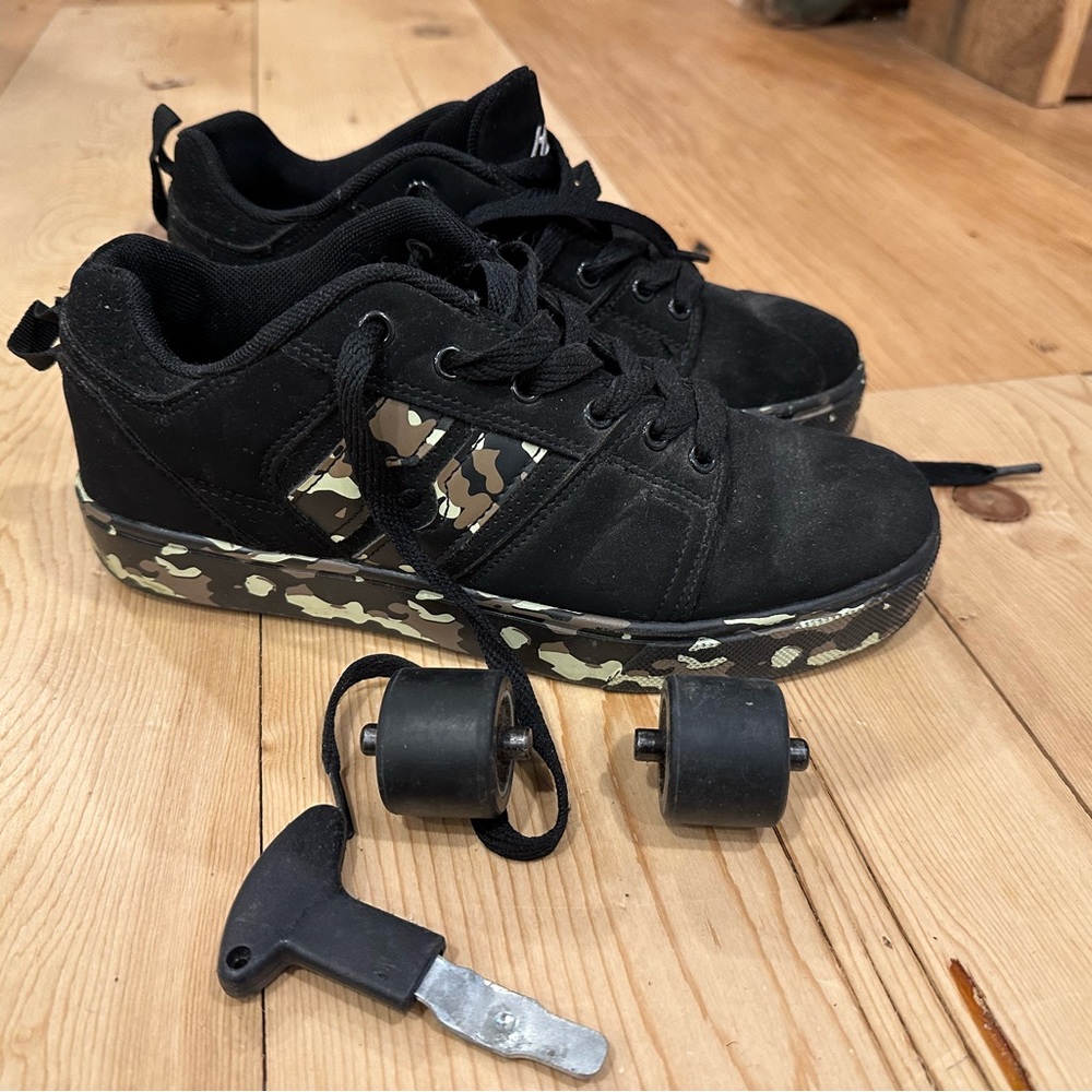 Heelys suede black and camo size youth 6